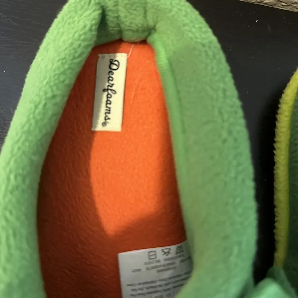 Dearfoams Memory Foam Dinosaur Kids Green Slippers‎ Size big kids 4-5